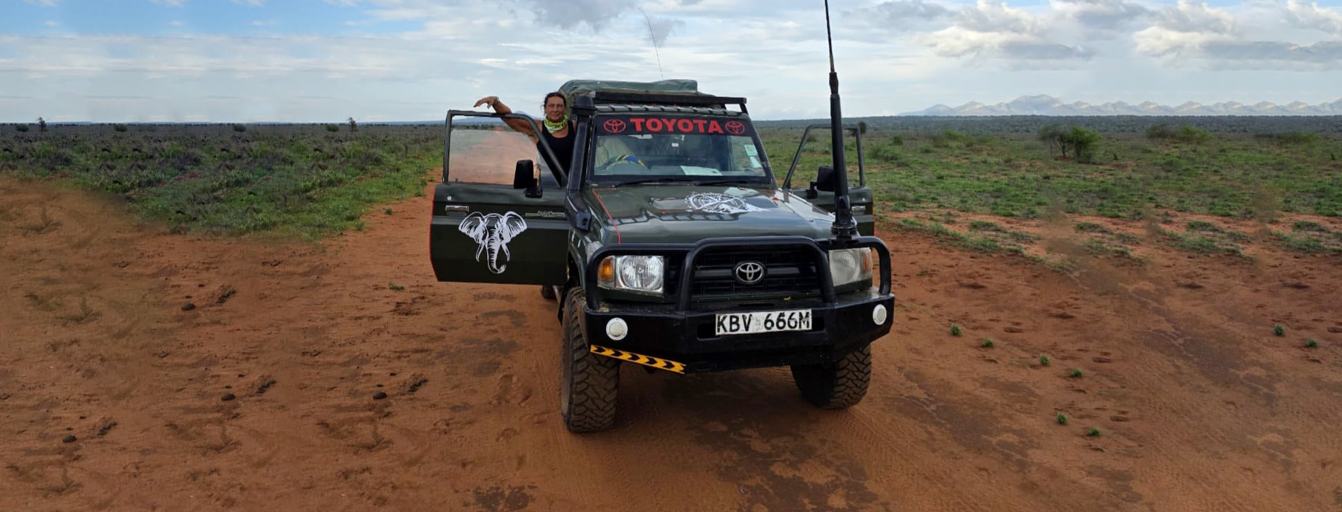 Anna accanto alla jeep 4x4 nella savana del Kenya
